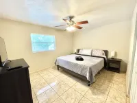 Spacious 4-bedroom house with Covered Private Pool in Gainesville - Private Pools