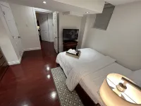 Cozy 2-bedroom luxury suite near Toronto airport. Hotels near Lisgar