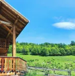Chalet with nice view, garden and hot tub. Ideal for skiing and cycling!