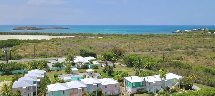 5 Minute walk to the beach! Hotels in East End