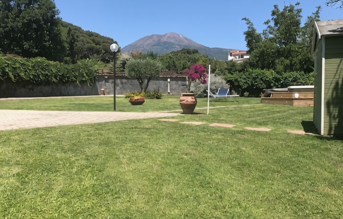 Relaxation with Jacuzzi and Pool between Pompeii and Capri
