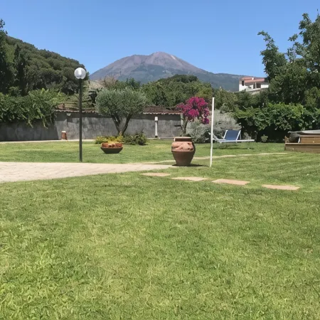 Relaxation with Jacuzzi and Pool between Pompeii and Capri Отели в г. Треказе