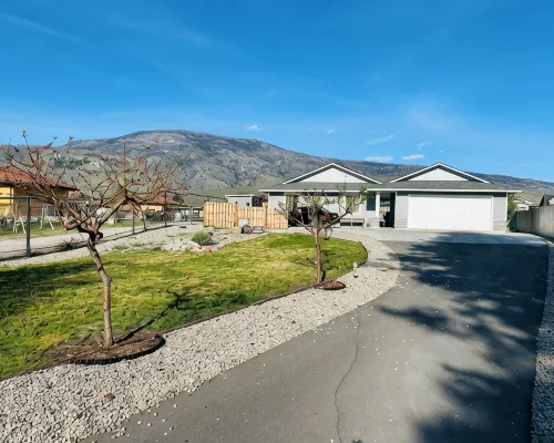 Wine Country Home w/ Hot Tub & Views | Vino Villa Hotels in Oliver
