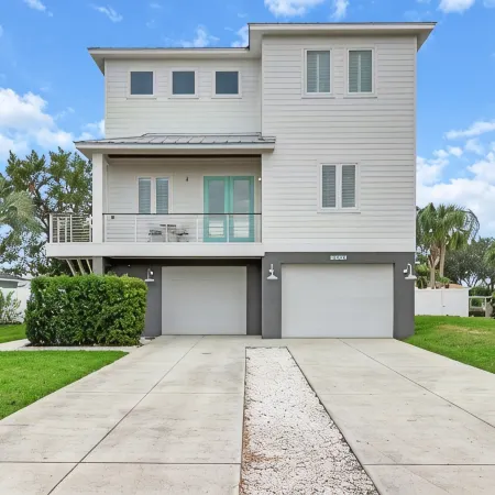 Coastal Manatee Escape - Lovely 4-BR home on a canal in peaceful Crystal River