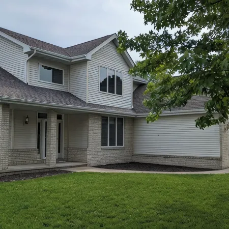 LARGE HOME 30 mi TO LAMBEAU FIELD GREEN BAY AND ONLY 25 mi to EAA OSHKOSH