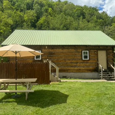 Charming 3-Bedroom 5 Bed Hottub Cabin WiFi in Scenic Seneca Rocks West Virginia Отели в г. Пендлтон