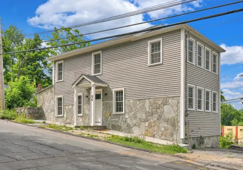 Charming renovated 3-bedroom house in serene Winsted - 4-Star
