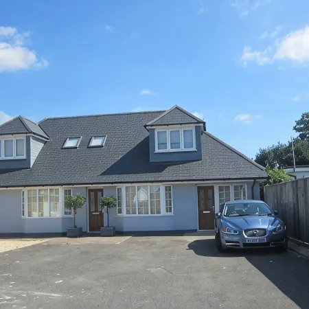 LUXURY 1 BED  FLAT  WITH GARDEN  - 2 MINS WALK TO RIVER  -  DOG FRIENDLY