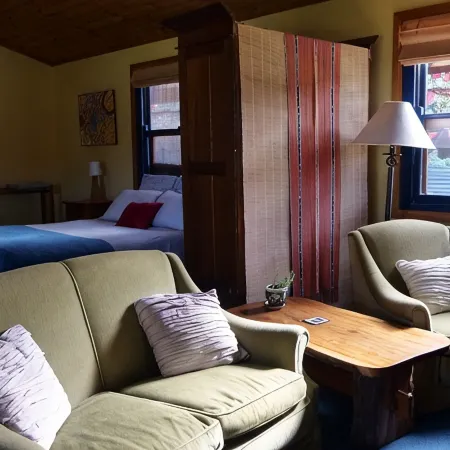 Relax in a beautiful private peaceful setting 5 minute drive from Beechworth Отели в г. Бичворт