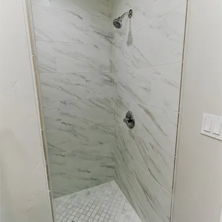 Outlaw Inn Unit 3. MODERN, newly remodeled unit, STEPS from Main Street!