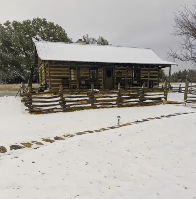 距主街僅8分鐘的私人門禁牧場內Log Cabin - 木屋