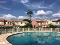Air-Conditioned Cottage with a Pool, Near the Beach, in a Gated Community - Homestays