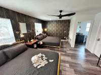 Charming 2 Spacious homes, 6 KingBeds, 2 Hottubs, Mins to St Aug, Pet friendly - บังกะโล
