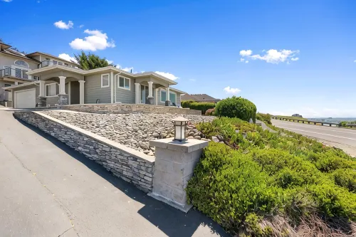 Stunning Oceanfront Property!  Newly Remodeled home with Incredible VIEWS - 3 ดาว
