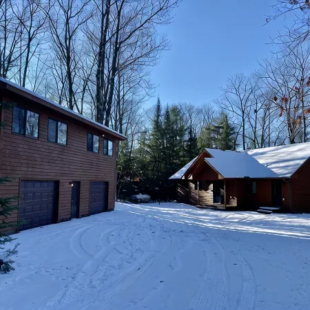Sandy beach, quiet lake, great fishing & beautiful sunsets w/2 kayaks & gameroom