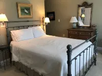 Large Lux Waterfront Home on 9 Acres with Sandy Beach and Beautiful Sunsets - Homestays