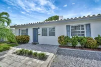 Heated pool, 2 miles from Beach! Updated home: BBQ, large backyard, comfy beds - Villas