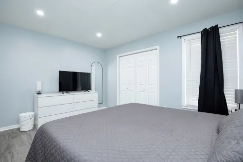 Modern 2BR, Unit 1, Yard, Laundry, Smart TV