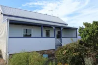 Cosy 3 bedroom cottage in the centre of Kingscote - Homestays