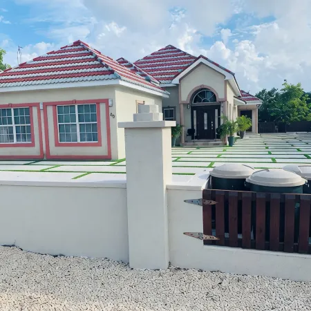 Cayman Imperial Suite-Close to Beaches, Restaurants, Bus-stops & Stores