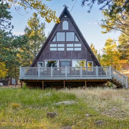 Woodland Park Cabin Getaway: Mtn Views, Scenic Charm, Clouds & Hot Tub Retreat