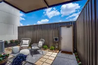 Modern 4 Story Townhome -5 minutes walk to Deep Ellum & Fair Park! - อ่างจากุชชี่