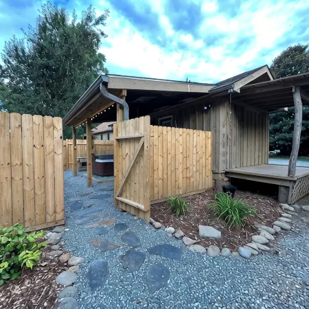 Cozy Retreat. Hot Tub. Close to Town, Deep Creek, and National Park Entrance.