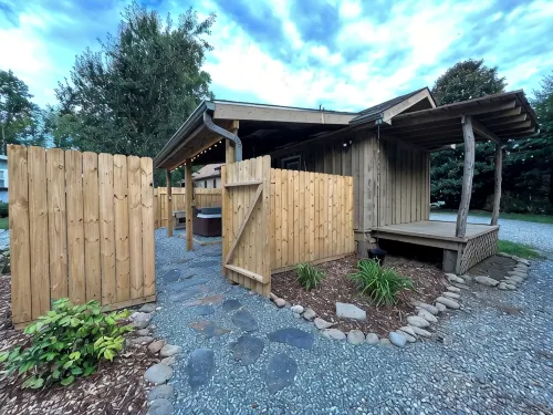 Cozy Retreat. Hot Tub. Close to Town, Deep Creek, and National Park Entrance. - 3-Star