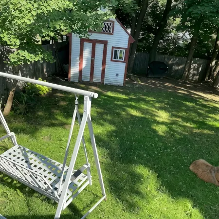 Charming 2-bedroom house in marvelous Auburn with AC, WiFi, and fenced yard.