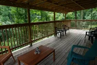Retreat to Your Private Haven in the Trees - シャレー
