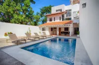 Brand new modern home w pool- perfect for groups