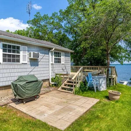 Beautiful Lake Sallie Views, Newly Updated Barbara Beach Lake Home