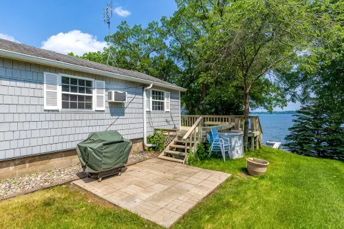 Beautiful Lake Sallie Views, Newly Updated Barbara Beach Lake Home