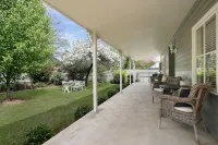 Beautiful spacious home a short walk to town centre. - บังกะโล