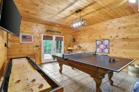 COZY LANE CABIN /Sleeps 8 /Mountain View/Hot Tub/ Game Room / Fire place/ - Vuoristonäköala