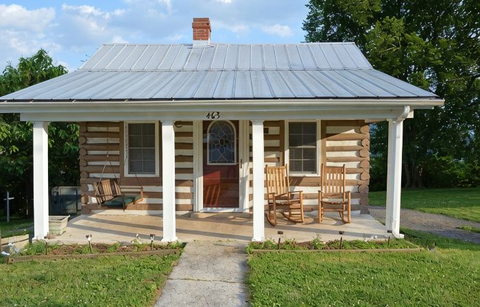 Quaint Historic Log Cabin Overlooking The James River.