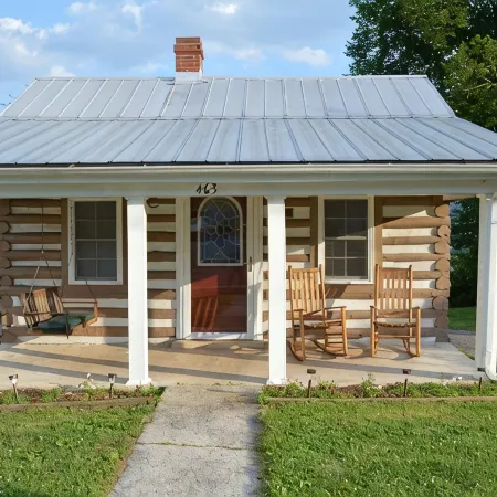Quaint Historic Log Cabin Overlooking The James River. Отели в г. Ботетот