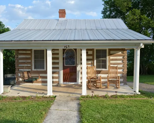 Quaint Historic Log Cabin Overlooking The James River. Hôtels à : Comte de Botetourt