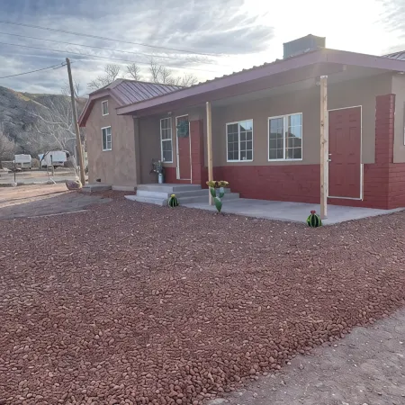 Rural farmhouse minutes from Caballo Lake!