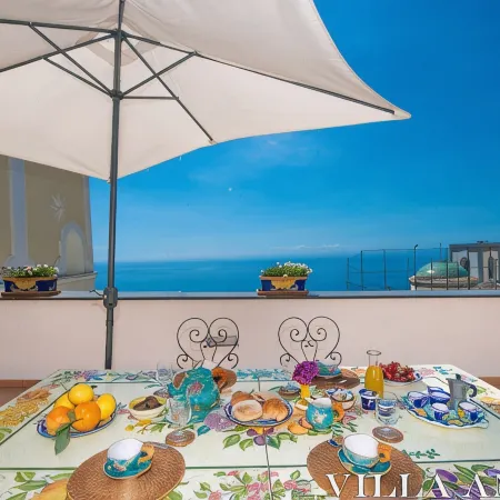 Ancient villa with fantastic sea view and swimming pool just a few minutes from Positano