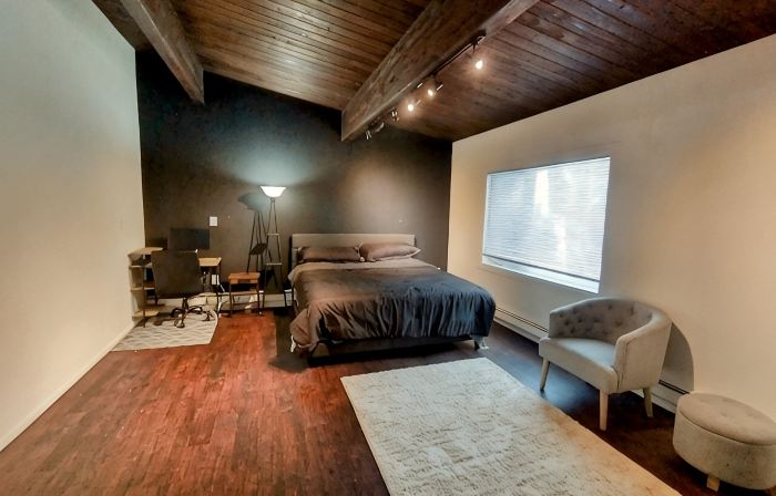 Modern 2,000+ sf house. Sauna + Parking! 5 mins from airport.