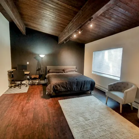 Modern 2,000+ sf house. Sauna + Parking! 5 mins from airport.