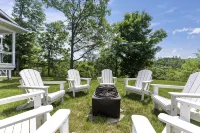 Classy Estate with Views + Walk to the Neat Café (10 min to Calabogie