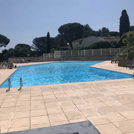 Joli Petit Mazet Avec Terrasse en Pleine Nature