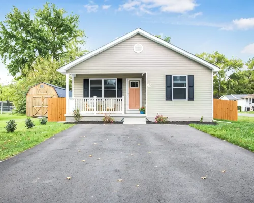 7 Mins to the Beach! Fire Pit, BBQ, Games, Fully Equipped Kitchen & Beach Gear Hotels in Colonial Beach