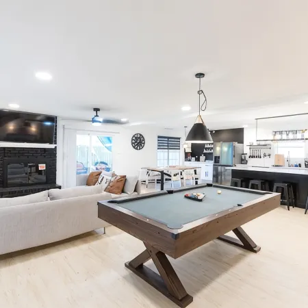 New Remodel/5 Rooms/3Full bathrooms/6TVs/3Kings3Queens/Baby/Dog friendly