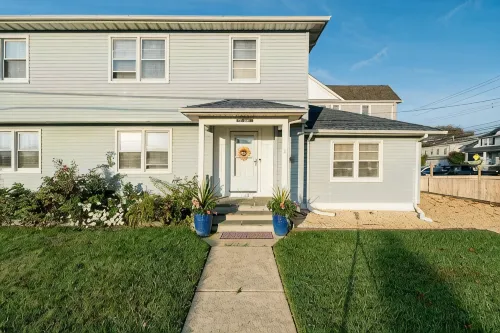 Spacious Home Ready for your memories(2 blocks to beach, downtown and train) - 3-Star