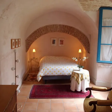 Very quiet apartment with garden in medieval residence in the heart of town