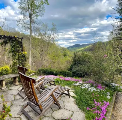 Whispering Falls Cabin - hot tub, views, 15 acres, minutes from Main St.