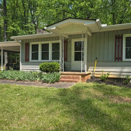 Downtown Helen House on 4 acres adjoining Unicoi State Park. Hikers Paradise!!!